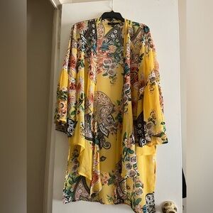 Lovely yellow paisley kimono size M/L Melissa Paige
